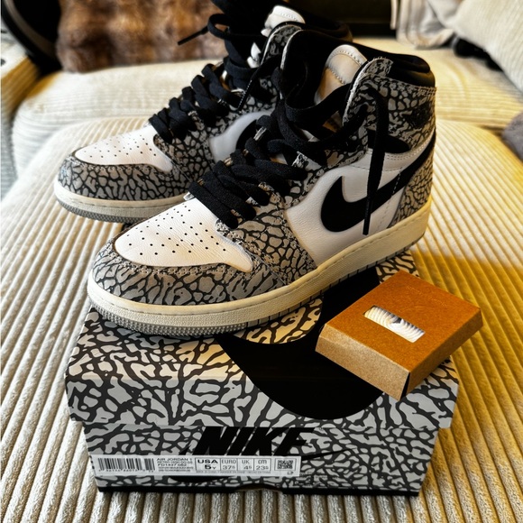Jordan 1 Retro High OG White Cement (GS) 5Y EU 37.5 - Picture 2 of 5